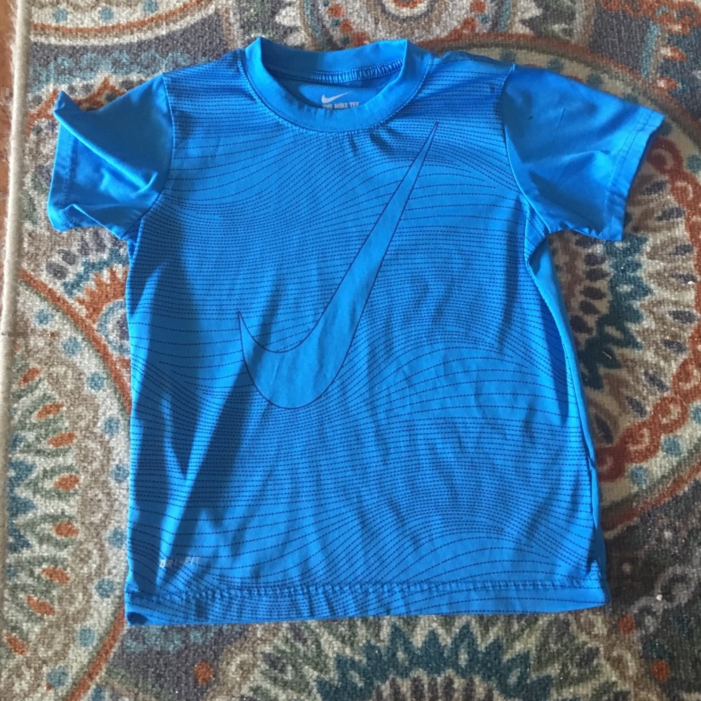 Boys Nike tee size 7